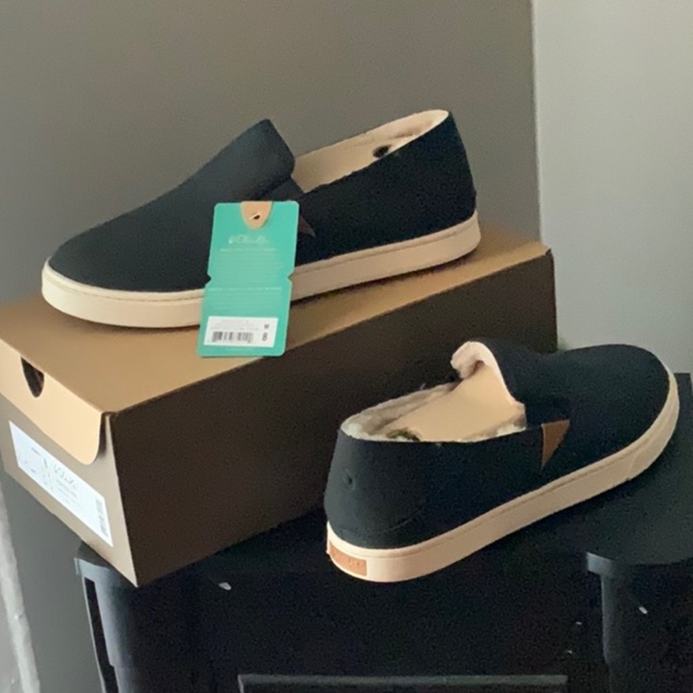 Olukai Pehuea Heu Lava Rock size 8 NWT fur lined slip ons.